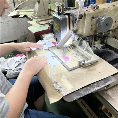 Unsere Mitarbeiter nähen maßgeschneiderte Produkte für Kunden